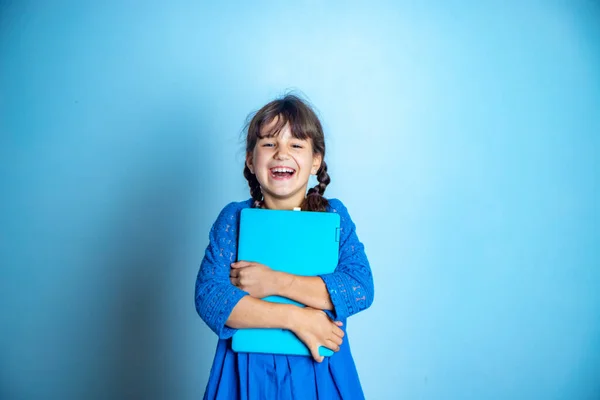 Portrait Intérieur Jeune Fille Avec Ordinateur Portable Prise Vue Studio — Photo