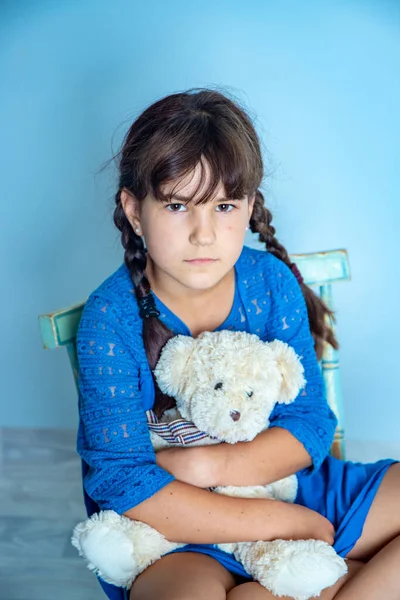 Retrato Interior Menina Com Ursinho Pelúcia Tiro Estúdio Isoalted — Fotografia de Stock