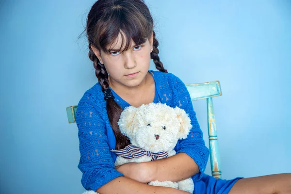 Retrato Interior Niña Pequeña Con Oso Peluche Plano Estudio Isoalted — Foto de Stock