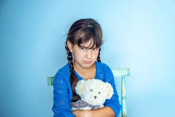 屋内でのテディベアを持つ子供の女の子の肖像画 アイソレーテッドスタジオショット — ストック写真