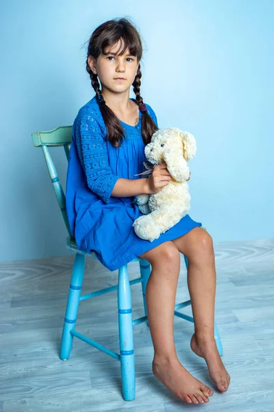 屋内でのテディベアを持つ子供の女の子の肖像画 アイソレーテッドスタジオショット — ストック写真