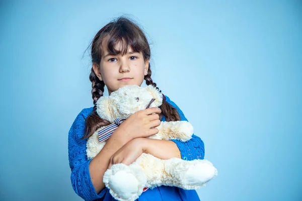 Retrato Interior Menina Com Ursinho Pelúcia Tiro Estúdio Isoalted — Fotografia de Stock