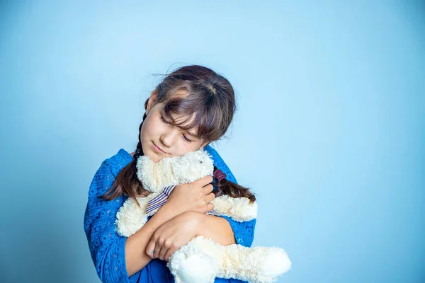 屋内でのテディベアを持つ子供の女の子の肖像画 アイソレーテッドスタジオショット — ストック写真