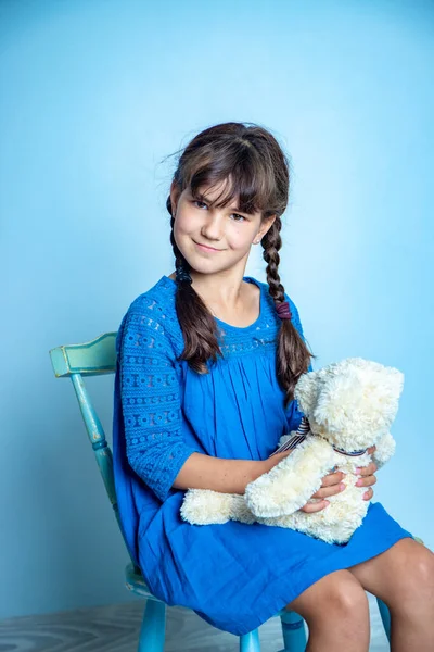 Retrato Interior Niña Pequeña Con Oso Peluche Plano Estudio Isoalted — Foto de Stock