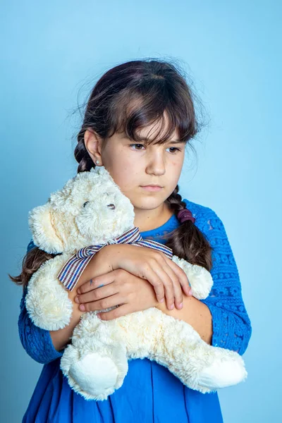 Kryty Portret Dziewczynki Pluszowym Miśkiem Izolowane Studio Shot — Zdjęcie stockowe