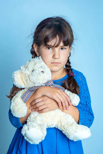 Innenporträt Eines Kleinen Mädchens Mit Teddybär Isoalted Studioaufnahme — Stockfoto