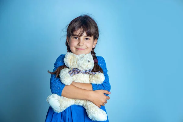 Retrato Interior Menina Com Ursinho Pelúcia Tiro Estúdio Isoalted — Fotografia de Stock