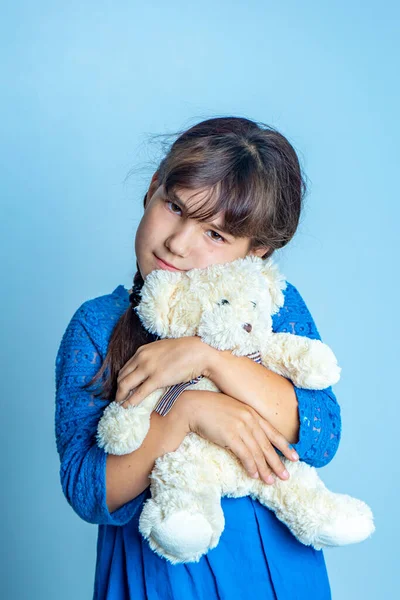 Innenporträt Eines Kleinen Mädchens Mit Teddybär Isoalted Studioaufnahme — Stockfoto