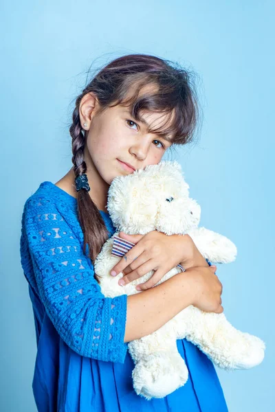 Innenporträt Eines Kleinen Mädchens Mit Teddybär Isoalted Studioaufnahme — Stockfoto