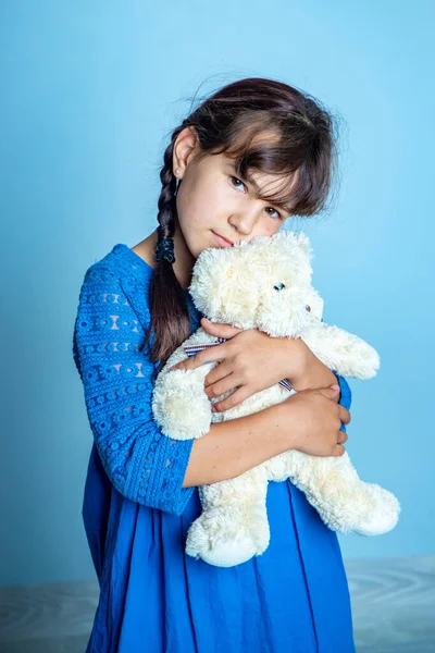 Indoor Portret Van Jong Kind Meisje Met Teddybeer Isoalted Studio — Stockfoto