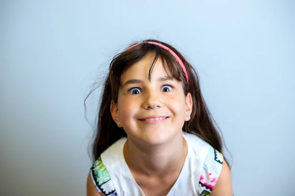 Retrato Estudio Niña Haciendo Caras —  Fotos de Stock