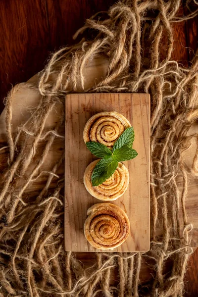 Rotoli Cannella Appena Sfornati Sfondo Legno — Foto Stock