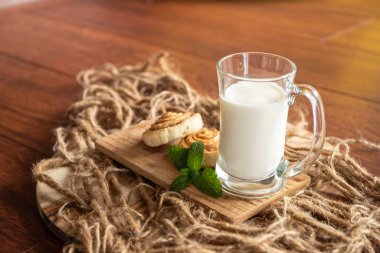 Ahşap zeminde taze pişmiş tarçınlı rulo.