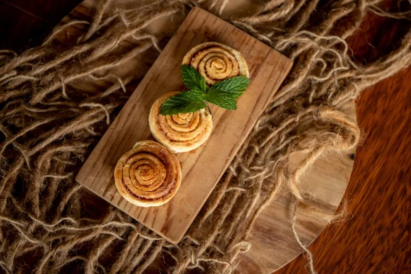 Rotoli Cannella Appena Sfornati Sfondo Legno — Foto Stock