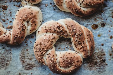 Bir sürü Türk maymunu evde yeni pişmiş.