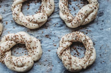 Türk simitleri fırında pişirilmeye hazır, taze pişmiş.