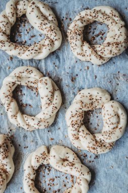 Türk simitleri fırında pişirilmeye hazır, taze pişmiş.