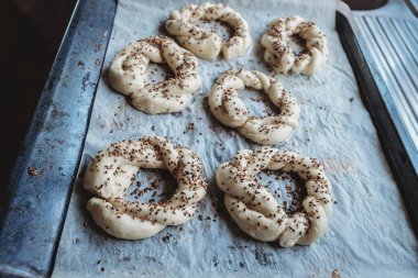 Türk simitleri fırında pişirilmeye hazır, taze pişmiş.