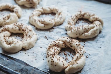 Türk simitleri fırında pişirilmeye hazır, taze pişmiş.
