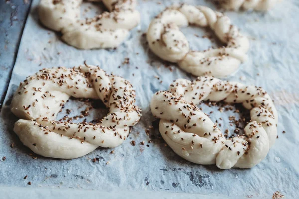 Türk simitleri fırında pişirilmeye hazır, taze pişmiş.