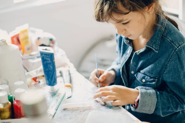 Portrait Intérieur Décontracté Enfant Fille Avec Ordinateur Portable Couché Sur — Photo