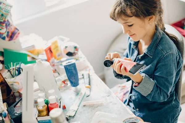 Portrait Intérieur Décontracté Enfant Fille Avec Ordinateur Portable Couché Sur — Photo