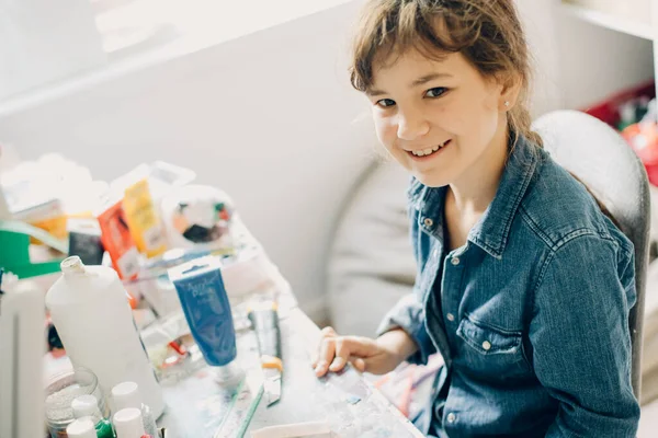 Casual Indoor Portret Van Kind Meisje Met Laptop Liggend Bed — Stockfoto