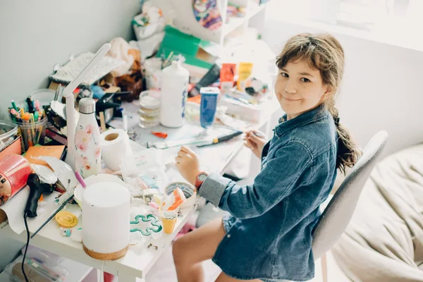 Retrato Interior Casual Niña Con Portátil Tumbado Cama Retrato Niña — Foto de Stock