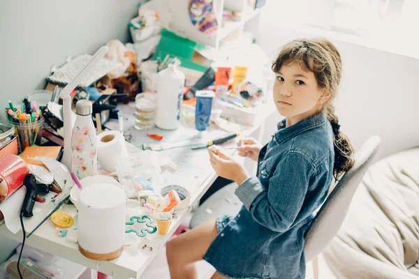 Retrato Interior Casual Menina Criança Com Laptop Deitado Cama Casa — Fotografia de Stock