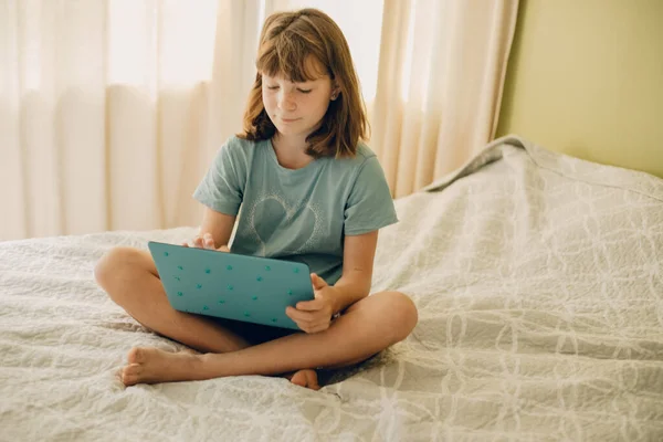 Inomhus Casual Porträtt Barn Flicka Med Laptop Liggande Sängen Hemma — Stockfoto