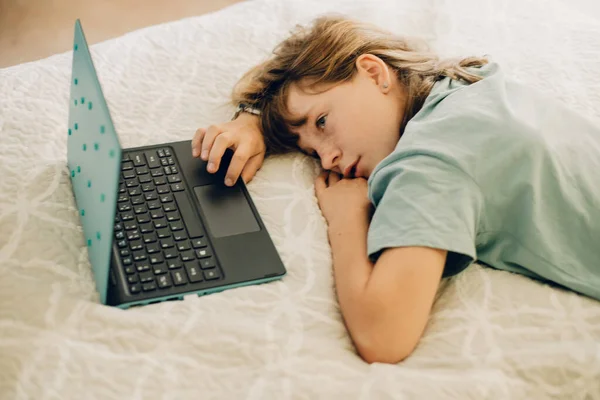 Ritratto Casual Indoor Bambina Con Computer Portatile Sdraiato Sul Letto — Foto Stock