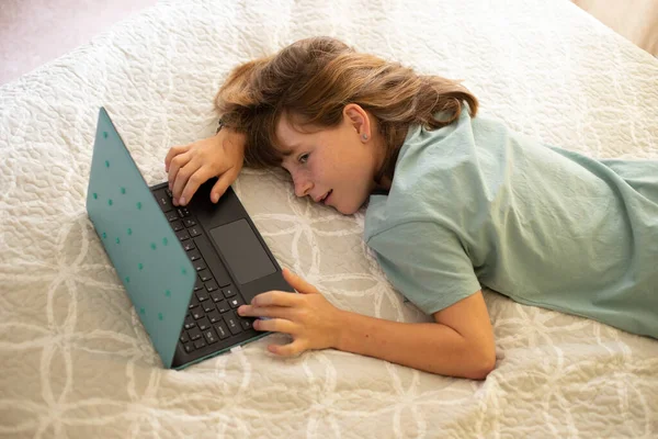 Retrato Casual Interior Niña Con Portátil Acostado Cama Casa —  Fotos de Stock