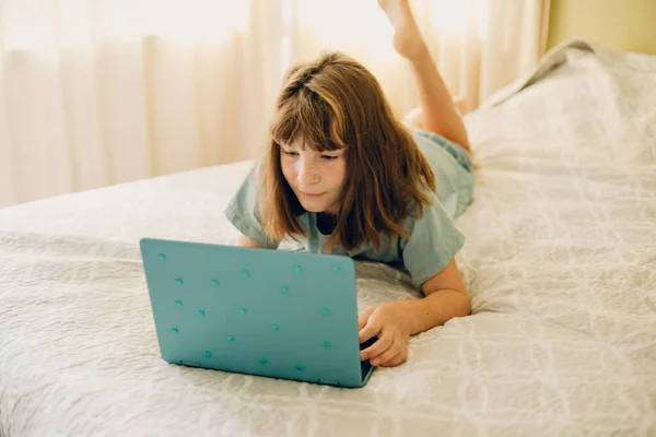 Retrato Casual Interior Niña Con Portátil Acostado Cama Casa —  Fotos de Stock