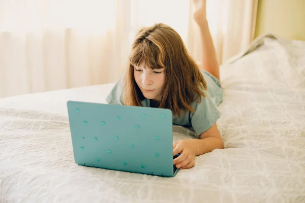 Inomhus Casual Porträtt Barn Flicka Med Laptop Liggande Sängen Hemma — Stockfoto