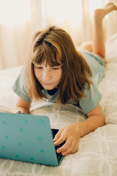 Beltéri Alkalmi Portré Gyermek Lány Laptop Feküdt Ágyon Otthon — Stock Fotó