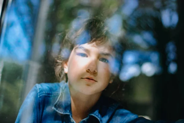 Portrait Jeune Fille Regardant Par Fenêtre — Photo