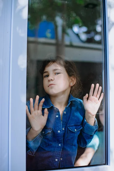 Retrato Menina Olhando Para Fora Janela — Fotografia de Stock