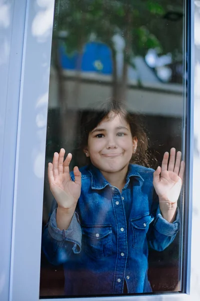 Portret Młodej Dziewczyny Wyglądającej Przez Okno — Zdjęcie stockowe