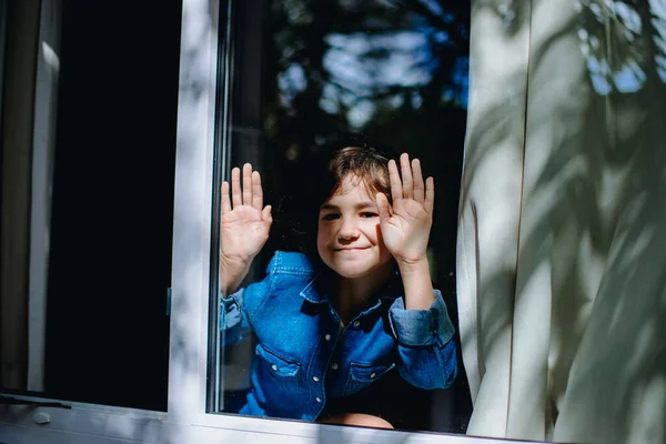 Portrét Mladé Dívky Dívající Okna — Stock fotografie