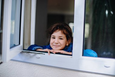 Pencereden dışarı bakan genç kızın portresi