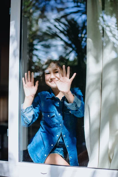 Retrato Menina Olhando Para Fora Janela — Fotografia de Stock