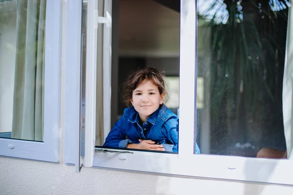 Porträt Eines Jungen Mädchens Das Aus Dem Fenster Schaut — Stockfoto