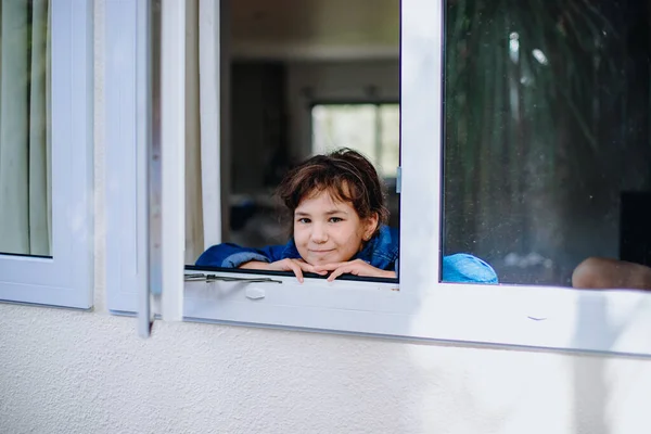 Porträt Eines Jungen Mädchens Das Aus Dem Fenster Schaut — Stockfoto