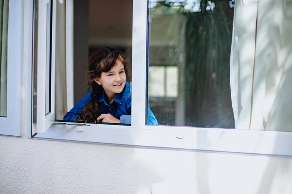 Portret Van Jong Meisje Kijken Uit Het Raam — Stockfoto