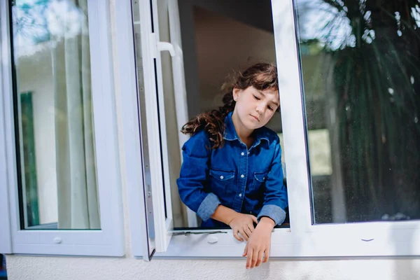 Retrato Menina Olhando Para Fora Janela — Fotografia de Stock