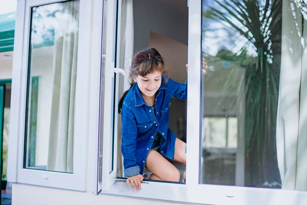 Porträt Eines Jungen Mädchens Das Aus Dem Fenster Schaut — Stockfoto