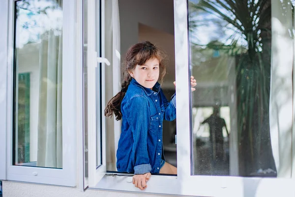 Retrato Menina Olhando Para Fora Janela — Fotografia de Stock