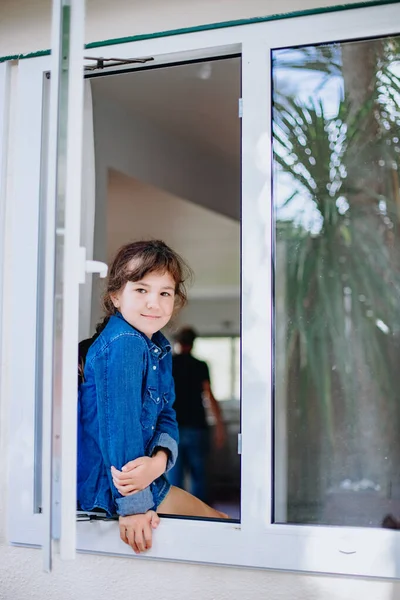 Retrato Una Joven Mirando Por Ventana — Foto de Stock