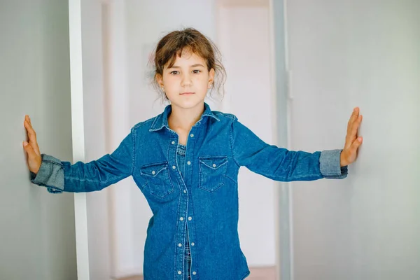 Casual Indoor Ritratto Bambino Gril Casa — Foto Stock