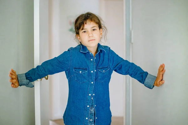 Casual Binnen Portret Van Jong Kind Gril Thuis — Stockfoto